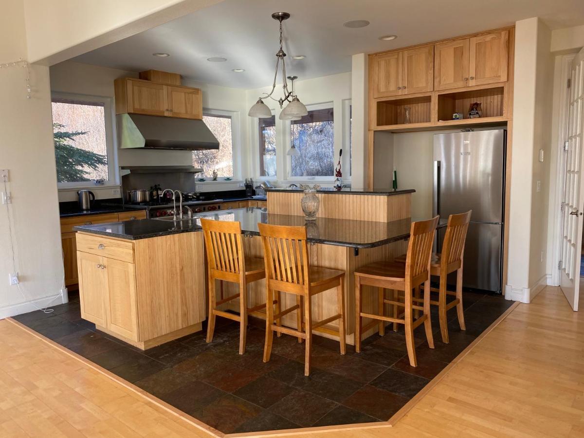 Frenchy'S Adventure Bed And Breakfast Anchorage Esterno foto
